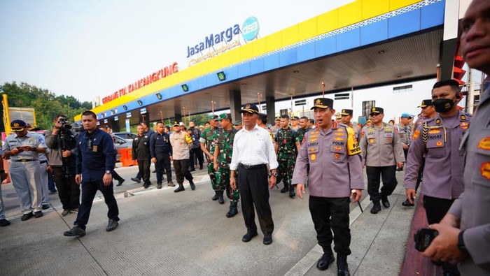 Kapolri Jenderal Listyo Sigit Prabowo meninjau arus mudik di Jawa Tengah