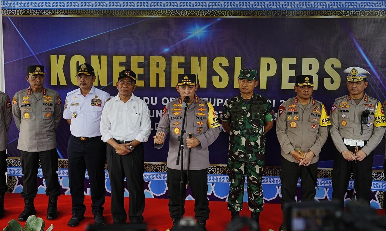 Kapolri Jenderal Listyo Sigit Prabowo meninjau arus mudik di Jawa Tengah