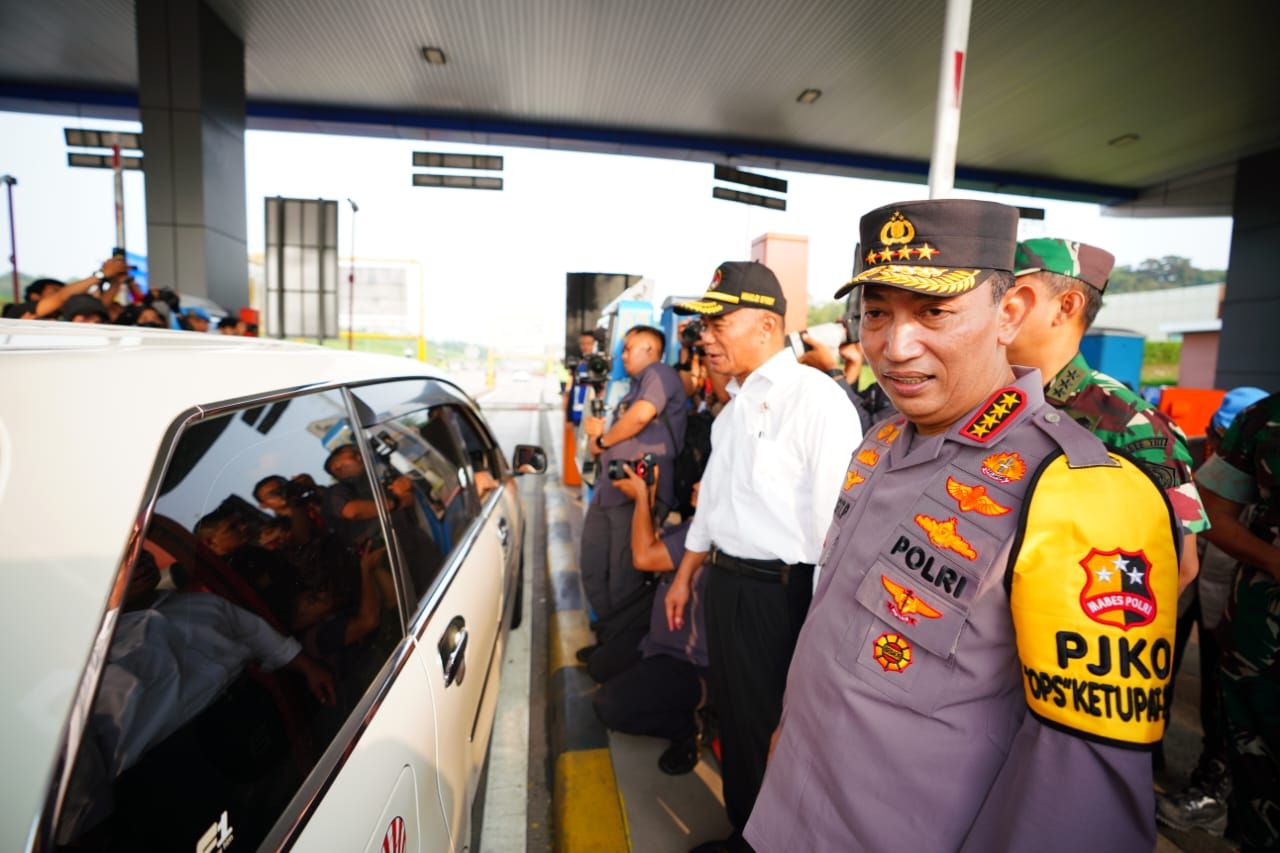 Kapolri Jenderal Listyo Sigit Prabowo meninjau arus mudik di Jawa Tengah