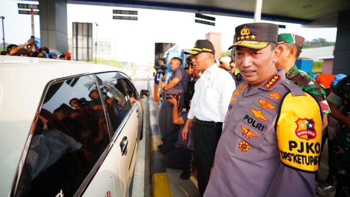Kapolri Jenderal Listyo Sigit Prabowo meninjau arus mudik di Jawa Tengah