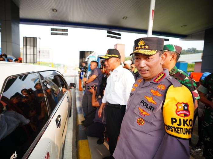 Kapolri Jenderal Listyo Sigit Prabowo meninjau arus mudik di Jawa Tengah
