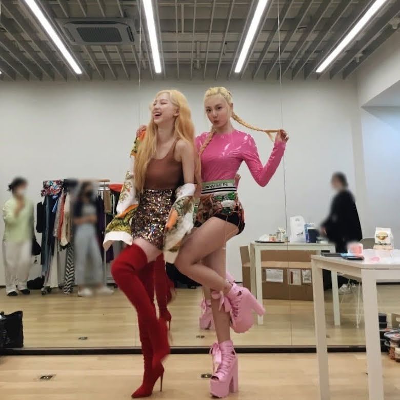 Karina aespa dengan warna ramput pirang