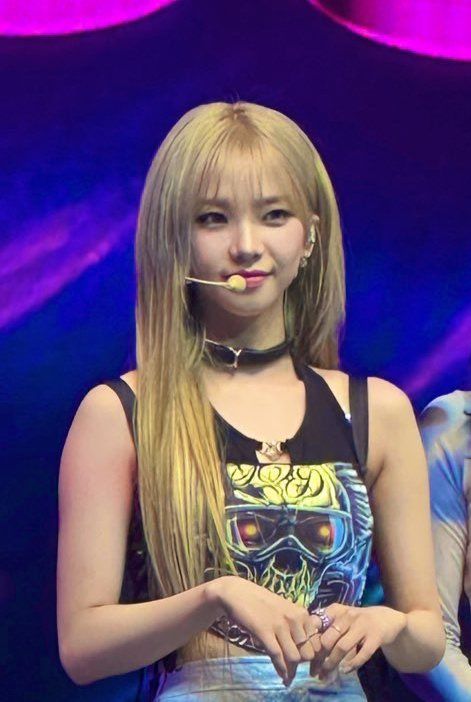 Karina aespa dengan warna ramput pirang