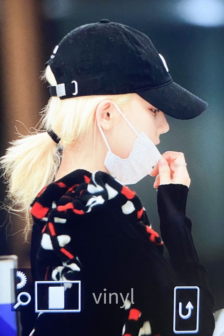 Karina aespa dengan warna ramput pirang