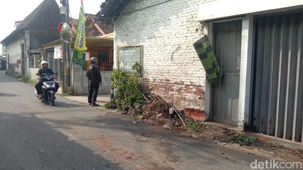 Kondisi terkini lokasi kecelakaan di Jalan KH Turaikhan Adhuri tepatnya Desa Langgar Dalem Kecamatan Kota, Kabupaten Kudus, Selasa (18/4/2023).