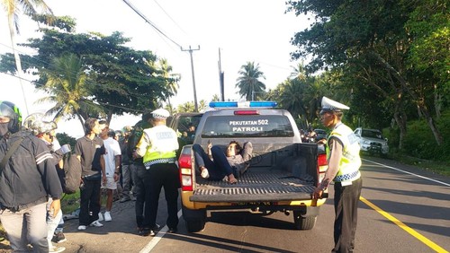 Kepolisian melakukan olah tempat kejadian (TKP) di Desa Pengeragoan, Kecamatan Pekutatan, Kabupaten Jembrana, Selasa (18/4/2023).