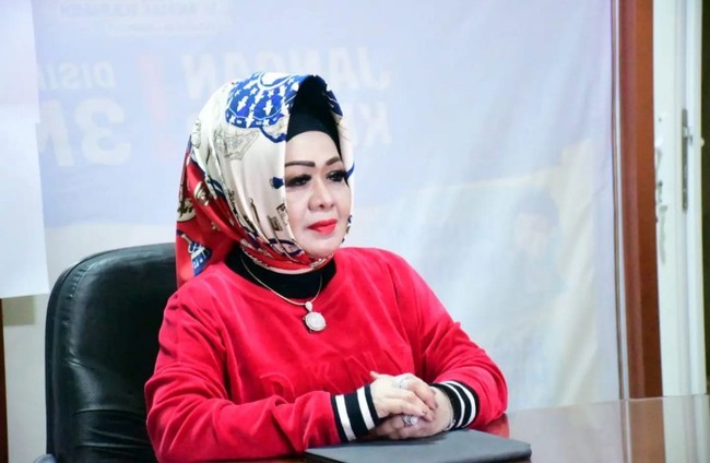 Gaya mewah Kepala Dinas Kesehatan Provinsi Lampung, Dr. dr. Hj. Reihana, M.Kes menjadi sorotan ketika menenteng tas mewah harga ratusan juta rupiah. Kini gaya hijabnya dengan ciri khas Reihana yang menjulang tinggi juga menjadi atensi. Foto: Istimewa.