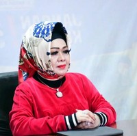 Gaya mewah Kepala Dinas Kesehatan Provinsi Lampung, Dr. dr. Hj. Reihana, M.Kes menjadi sorotan ketika menenteng tas mewah harga ratusan juta rupiah. Kini gaya hijabnya dengan ciri khas Reihana yang menjulang tinggi juga menjadi atensi. Foto: Istimewa.