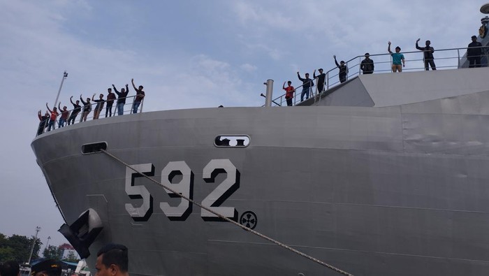 Kepala Staf Angkatan Laut (KSAL) Laksamana Muhammad Ali melepas ratusan pemudik sepeda motor yang menggunakan kapal perang KRI Banjarmasin-592 dari Tanjung Priok, Jakarta Utara.