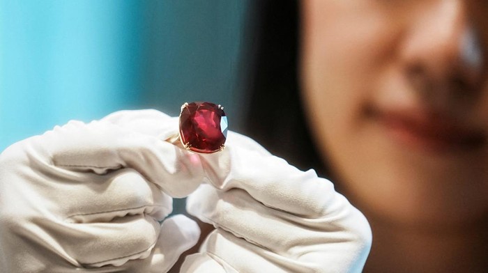 An employee poses with the 55.22 carat 