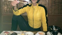 Kim sangat menikmati setiap suapan sushi di sana. Seperti momennya melahap sushi dengan topping daging tuna berikut ini. Foto: Instagram @kimkardashian