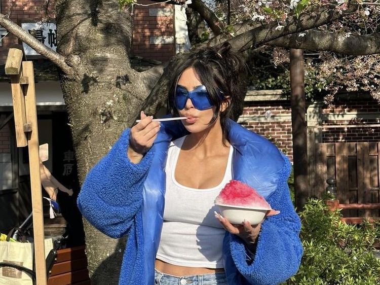 Kim Kardashian Liburan ke Jepang, Makan Sushi hingga Jajan Kakigori