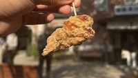 Kim Kardashian juga membeli segelas karaage. Karaage ayam itu disajikan dalam potongan kecil, sehingga Kim bisa menikmatinya sekali suapan. Foto: Instagram @kimkardashian