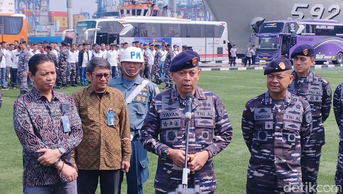 Kolinlamil lepas 12 bus berisi 436 prajurit TNI AL tujuan Yogyakarta hingga Mojokerto.