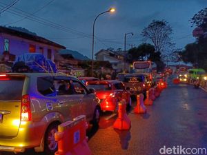 Meriahnya Arus Lalin di Nagreg Malam Ini