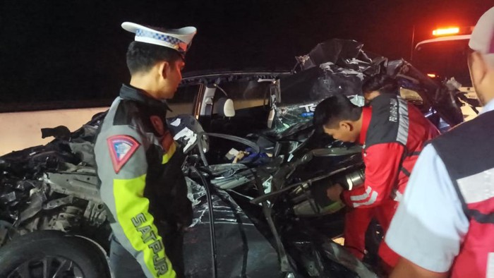 Kondisi mobil usai kecelakaan menabrak truk tronton di tol Pekanbaru-Dumai. (Istimewa)