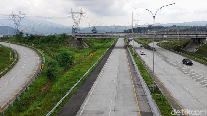 Kondisi sepi jalur Tol Cisumdawu jelang lebaran,Selasa (18/4/2023).