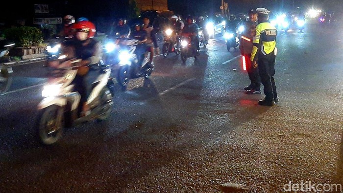Kondisi terkini arus mudik di Pospam Tanjungpura, Jalur Arteri Karawang, Selasa (18/4/2023).