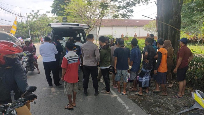 Korban tewas usai disenggol bus Jaya Utama di Bojonegoro dievakuasi
