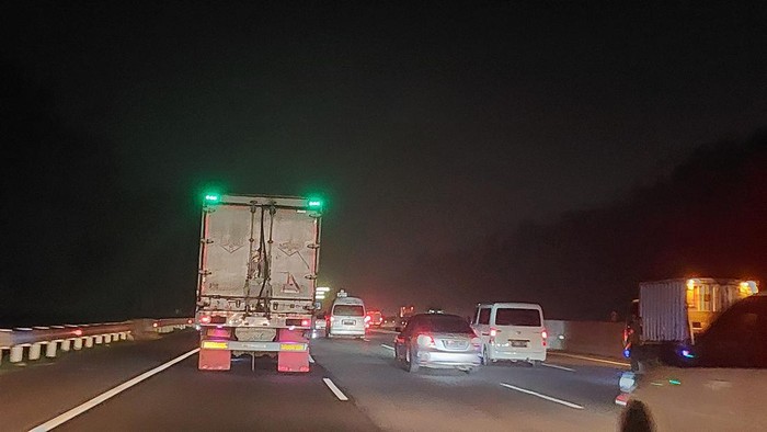 Lalin di Tol Japek malam ini