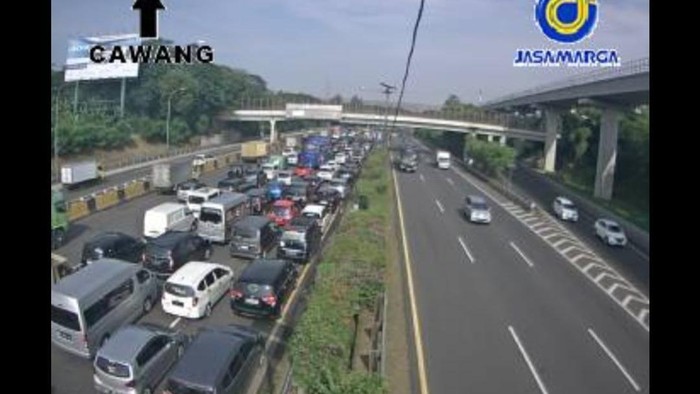 Lalin Tol Dalam Kota Cawang Arah Pancoran Masih Padat pada H-1 Cuti Lebaran