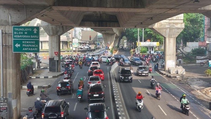 Lalu lintas di Simpang Pasar Santa, Jakarta Selatan usai tak ada penutupan putar balik.