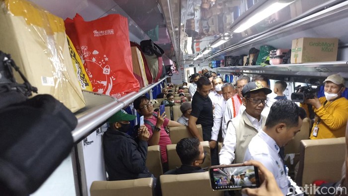 Mahfud Md di Stasiun Pasar Senen