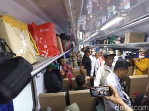 Tinjau Stasiun Pasar Senen, Mahfud Imbau Pemudik Tetap Hati-hati COVID-19