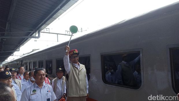 Mahfud Md di Stasiun Pasar Senen