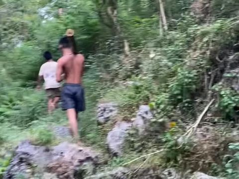 Marlon dan rekan-rekannya blusukan ke hutan mencari bambu untuk bahan alat gym.