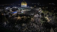 Pemandangan udara umat Islam berkumpul di Masjid Al Aqsa, Yerusalem, Senin (17/4/2023).  
