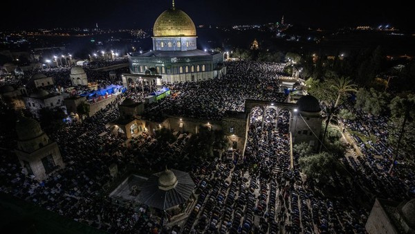 Masjid Al Aqsa Dipenuhi Jemaah yang Berburu Malam Lailatulqadar