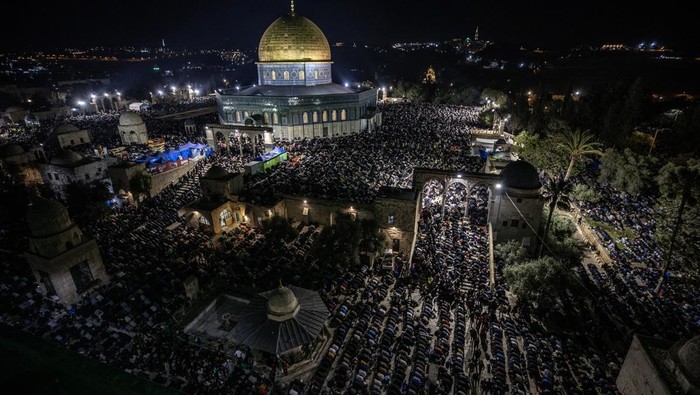 JERUSALEM - APRIL 17: An aerial view of the Muslims gather at the Al-Aqsa Mosque on the night of Laylat al-Qadr to perform prayer in Jerusalem on April 17, 2023. (Photo by Mostafa Alkharouf/Anadolu Agency via Getty Images)