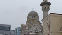 Masjid Agung Constanta yang dikenal dengan nama King Carol Mosque I. Nama masjid itu tidak lepas dari sejarah bahwa masjid ini dibangun oleh Raja Carol I pada tahun 1910-1913 yang merupakan Raja Rumania pada saat itu. Masjid agung ini di desain oleh seorang arsitek Kristen yang bernama Victor Stefanescu dan direalisasikan oleh Insinyur George (Gogu) Constantinescu. Foto: (Dok Resti Nopita Nurhasanah/PPI Dunia)