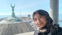 Untuk melihat pesona kota tua dan luasnya laut hitam dari ketinggian, pengunjung harus menaiki 140 anak tangga berbentuk spiral menuju puncak menara. Setiap kali naik ke menara saya selalu mendengar dan melihat ekspresi kagum para pengunjung ketika mereka sampai di atas menara. Foto: (Dok Resti Nopita Nurhasanah/PPI Dunia)