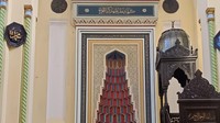 Ruang kiblat imam memiliki ceruk dengan memadukan gaya arsitektur sarang lebah khas Persia. Kemudian, di samping kanan ruang salat imam terdapat mimbar yang terbuat dari kayu dengan gaya dan ukiran khas Turki. Foto: (Dok Resti Nopita Nurhasanah/PPI Dunia)