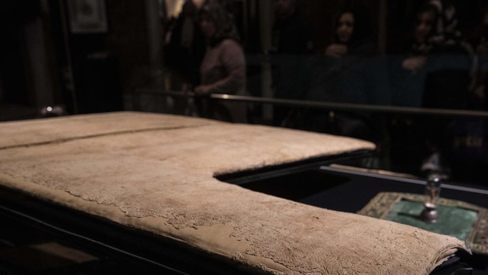 ISTANBUL, TURKIYE - APRIL 17: People look at the Prophet Muhammad's cloak, one of the important holy relics left to Owais al-Qarani upon the will of the Prophet Muhammad during the Laylat al-Qadr in Istanbul, Turkiye on April 17, 2023. (Photo by Mehmet Murat Onel/Anadolu Agency via Getty Images)