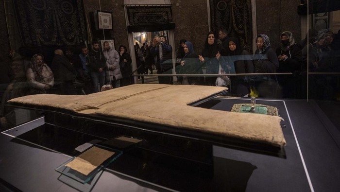 Melihat Jubah Nabi Muhammad Hadiah Untuk Uwais al-Qarni ISTANBUL, TURKIYE - APRIL 17: People look at the Prophet Muhammad's cloak, one of the important holy relics left to Owais al-Qarani upon the will of the Prophet Muhammad during the Laylat al-Qadr in Istanbul, Turkiye on April 17, 2023. (Photo by Mehmet Murat Onel/Anadolu Agency via Getty Images)