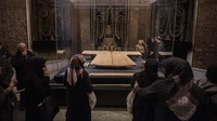 Orang-orang melihat jubah Nabi Muhammad, salah satu peninggalan suci penting yang diserahkan kepada Owais al-Qarani atas kehendak Nabi Muhammad di Istanbul, Turki, Senin (17/4/2023). Orang-orang melihat jubah Nabi Muhammad, salah satu peninggalan suci penting yang diserahkan kepada Owais al-Qarani atas kehendak Nabi Muhammad di Istanbul, Turki, Senin (17/4/2023).