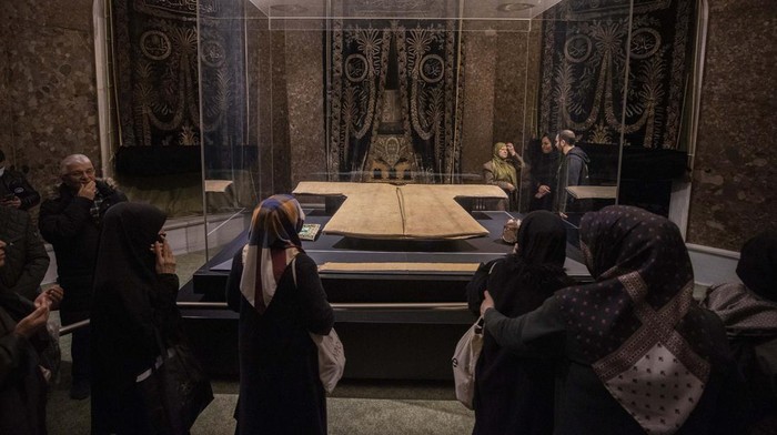 Melihat Jubah Nabi Muhammad Hadiah Untuk Uwais al-Qarni ISTANBUL, TURKIYE - APRIL 17: People look at the Prophet Muhammad's cloak, one of the important holy relics left to Owais al-Qarani upon the will of the Prophet Muhammad during the Laylat al-Qadr in Istanbul, Turkiye on April 17, 2023. (Photo by Mehmet Murat Onel/Anadolu Agency via Getty Images)