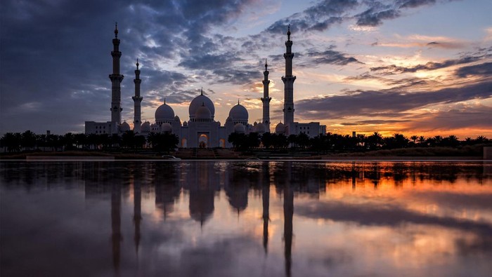 The Sheikh Zayed Grand Mosque is lit up at sunset in Abu Dhabi on April 17, 2023 during Laylat al-Qadr, one of the holiest nights during the holy fasting month of Ramadan. (Photo by Karim SAHIB / AFP) (Photo by KARIM SAHIB/AFP via Getty Images)