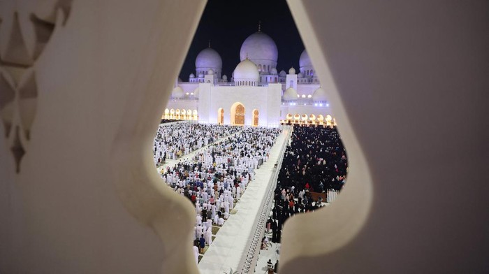 The Sheikh Zayed Grand Mosque is lit up at sunset in Abu Dhabi on April 17, 2023 during Laylat al-Qadr, one of the holiest nights during the holy fasting month of Ramadan. (Photo by Karim SAHIB / AFP) (Photo by KARIM SAHIB/AFP via Getty Images)