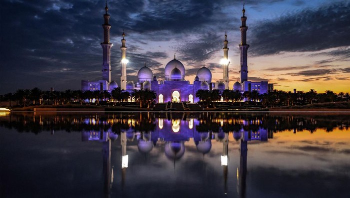 The Sheikh Zayed Grand Mosque is lit up at sunset in Abu Dhabi on April 17, 2023 during Laylat al-Qadr, one of the holiest nights during the holy fasting month of Ramadan. (Photo by Karim SAHIB / AFP) (Photo by KARIM SAHIB/AFP via Getty Images)