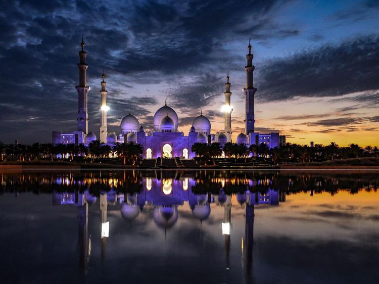 Memandang Keindahan Masjid Agung Sheikh Zayed di Abu Dhabi
