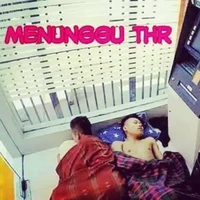 Ketika THR yang kamu tunggu-tunggu masih dalam perjalanan. Tungguin ya, THR nya masih OTW nih.. Foto: Instagram/nophatri