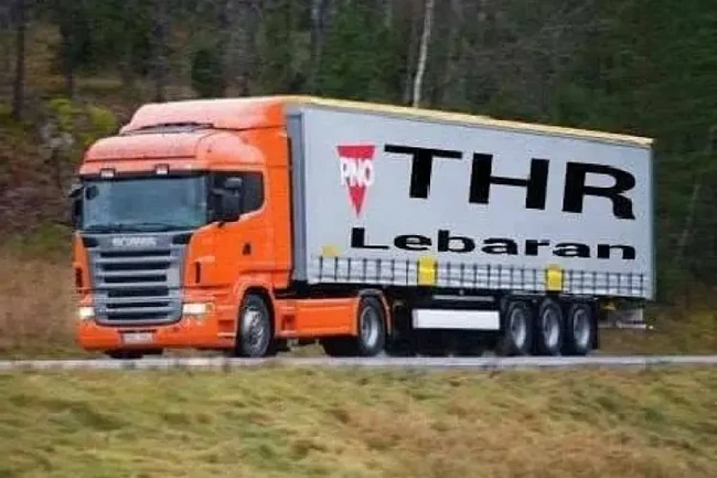 Penantian menunggu THR memang berat. Tapi ya nggak sampai bermalam di ruang mesin ATM gini juga dong.. Foto: Instagram