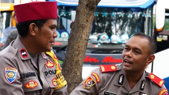 Mengenal Mat Peci, Bhabinkamtibmas yang 'Megang' Terminal Poris Tangerang Mengenal Mat Peci, Bhabinkamtibmas yang 'Megang' Terminal Poris Tangerang