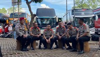 Dengan berseragam PDH Serdik Sespimmen Polri, Lima Sekawan Kang Smart bernama Resa F Marassabesy, Hasby ristama, Hannry Tambunan Dede Suhatmi dan Muhammad Iskandarsyah langsung berbaur dan larut membantu Aipda Komaruddin ditengah ratusan pemudik yang membanjiri Terminal Poris Plawad Tangerang Kota.  