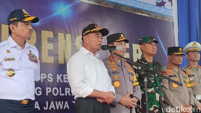 Menko PMK Muhadjir Effendi memberikan keterangan pers di GT Kalikangkung, Semarang, Selasa (18/4/2023).