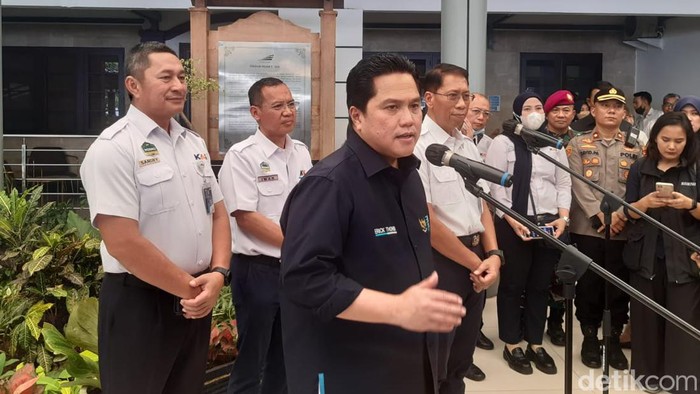 Menteri BUMN Erick Thohir saat memantau kesiapan mudik di Stasiun Senen